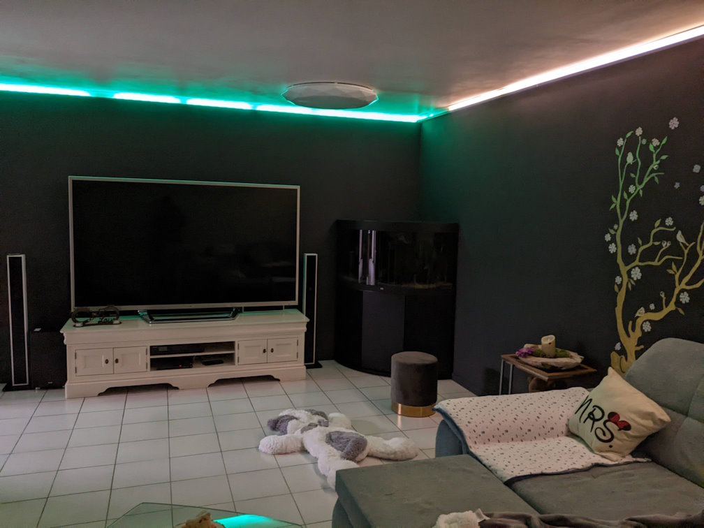 Renoviertes Zimmer mit LED Beleuchtung